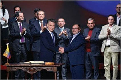 President Santos, Rodrigo Londoño and both sides' negotiators celebrate the signature of the Final Peace Agreement.