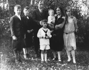 1929 from left: brothers Alan and Willis, father Harlow, mother Martha holding baby brother Carl, and sister Mildred. Six year old Lloyd is in front.