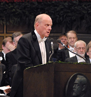 Professor Lars Brink presenterar Nobelpriset i fysik 2008