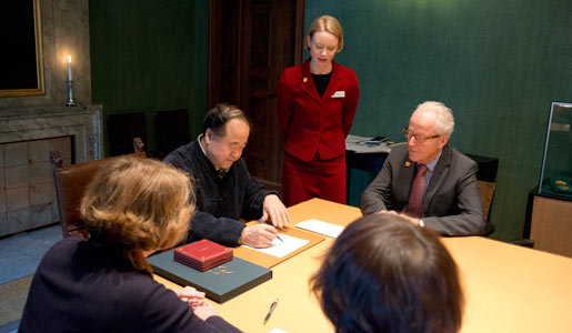 Mo Yan visits the Nobel Foundation on 12 December 2012 and signs the guest book